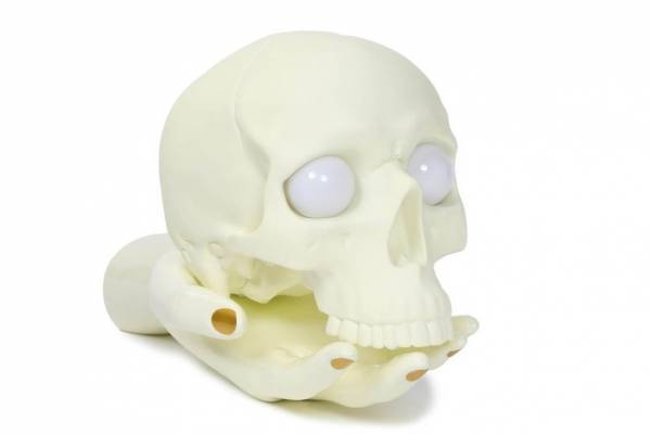 アンダーカバー×パム×メディコム・トイ「スカル & ハンドランプ」目が光るランプ、限定ウェアも