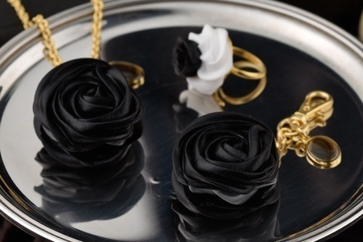 Q-pot.“黒薔薇マカロン”アクセサリー、“ロザリオ”風ボーンクロスネックレスも