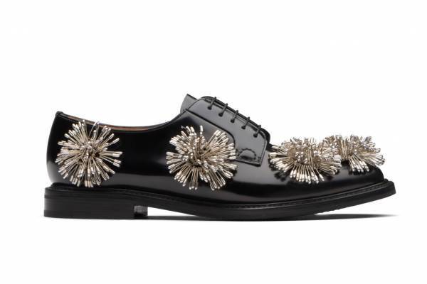 ノワール ケイ ニノミヤ×チャーチのコラボシューズ、“メタルの花”を配したダービーシューズ