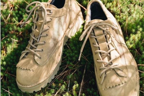 スノーピーク×ダナーのローカットシューズ、スエードアッパーにゴアテックス防水透湿ライニング