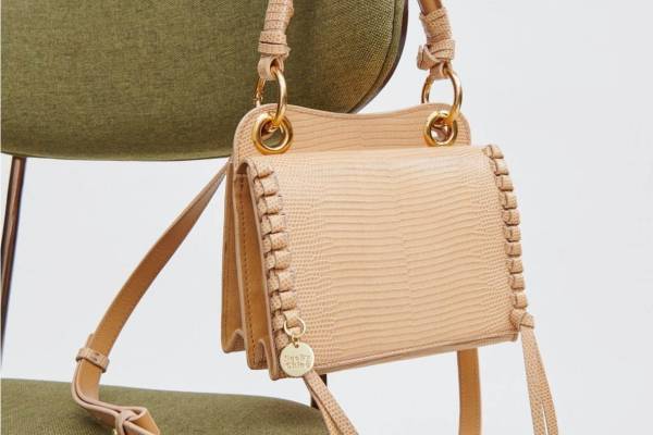 シーバイクロエの3WAYバッグ「TILDA」パープルやベージュの新色、エンボスレザーや異素材コンビで