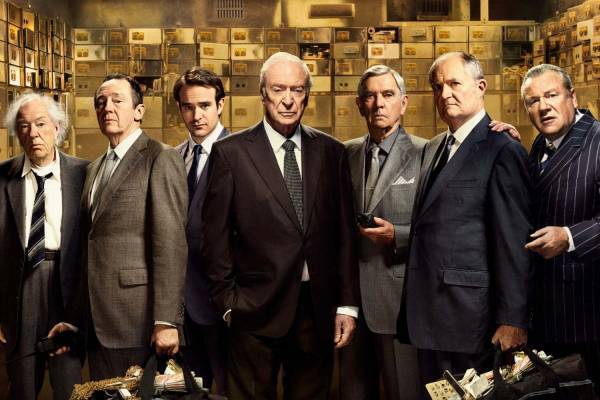 映画『キング・オブ・シーヴズ』英国史上“最高齢”の金庫破り集団による窃盗劇の実話