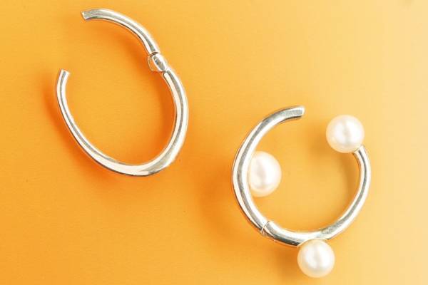 イー・エムの新作イヤージュエリー、パールを配したイヤーカフや曲線フォルムのピアスなど