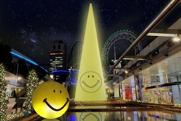 東京ドームシティのイルミネーション2020 、5千個のスマイル輝く約15mのクリスマスツリー