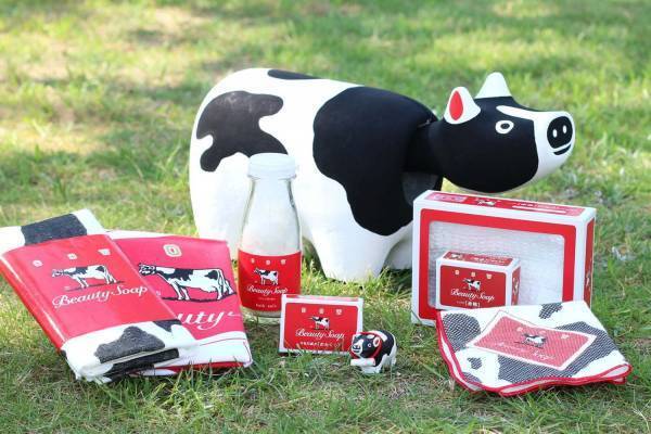 中川政七商店×牛乳石けん“赤箱”入りみくじやホルスタイン柄ハンカチ、牛乳石けん＆タオルのセットも