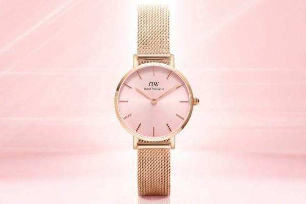 ダニエル・ウェリントン「ペティット」初の“ライトピンク”腕時計、煌めくローズゴールドストラップ