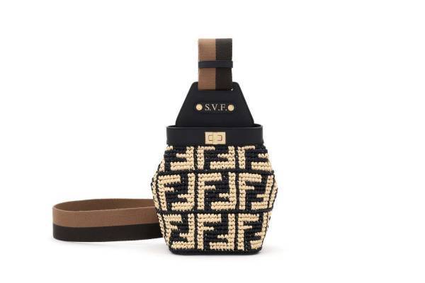 フェンディの新作クロスボディバッグ「フェンディ ギター」“ペカン”ストライプのショルダーストラップ