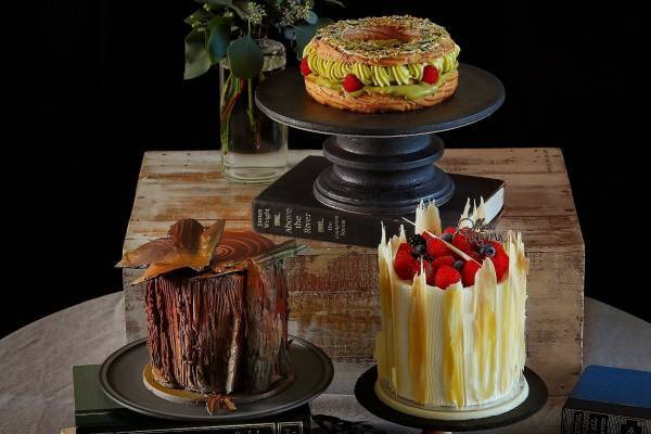 ウェスティンホテル東京のクリスマスケーキ、“切り株”デコレーションの10層チョコレートケーキなど