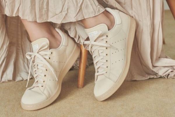 アディダス オリジナルスのスニーカー「スタンスミス」ベージュカラーのエミ別注モデル
