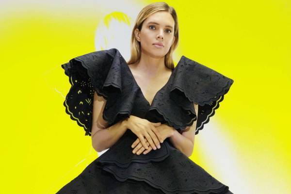 ロエベ 2021年春夏ウィメンズコレクション、ファッションのファンタジーへエスケープ