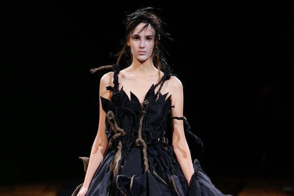 ヨウジヤマモト 2021年春夏コレクション - 決して交わらない、黒と白の非対称性