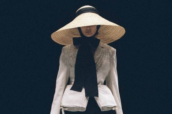 ビューティフルピープル 2021年春夏コレクション - 洋服がソファやベッドになったら？