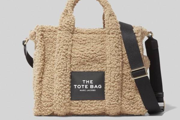 ザ マーク ジェイコブス“テディベア”から着想した新作2WAYトートバッグ、ふわもこ素材の全5色