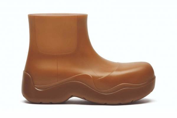 ボッテガ・ヴェネタの新作厚底ラバーブーツ「ザ・パドル」ガーデニング用ブーツを再解釈