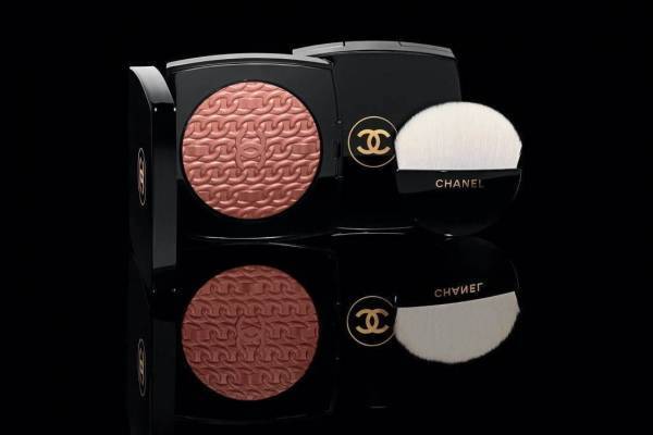 シャネル“完売予想”クリスマス コスメ ベスト5 、ゴールドチェーン柄フェイス パウダー＆アイカラー
