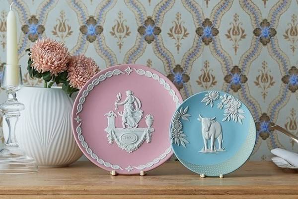 ウェッジウッド新作“愛と美の女神”＆“ウシ”がモチーフのパステルカラープレート