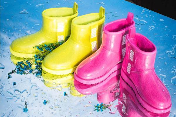 UGGの新作ブーツ「クラシック クリア ミニ」クリア素材アッパー×鮮やかウールライニング