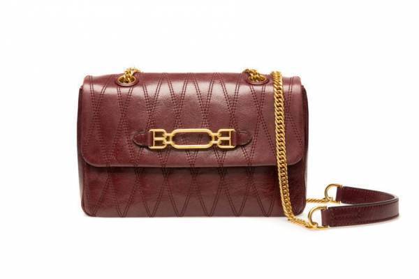 バリーから"B"の文字がモチーフのメタルパーツをあしらったバッグやシューズが登場