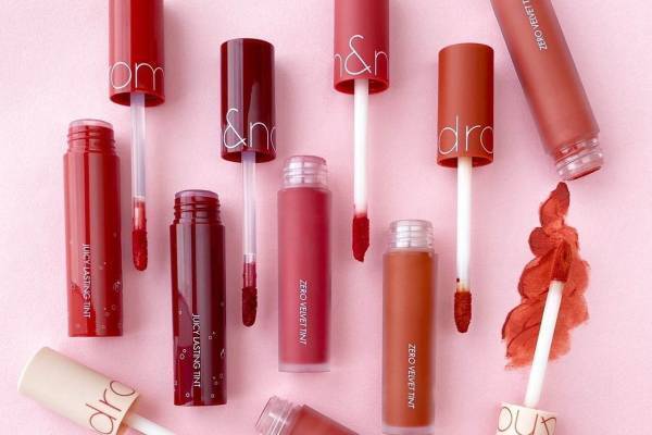 ロムアンド“まるで果汁シロップ”「ジューシーラスティングティント」に新色、深みバーガンディーなど