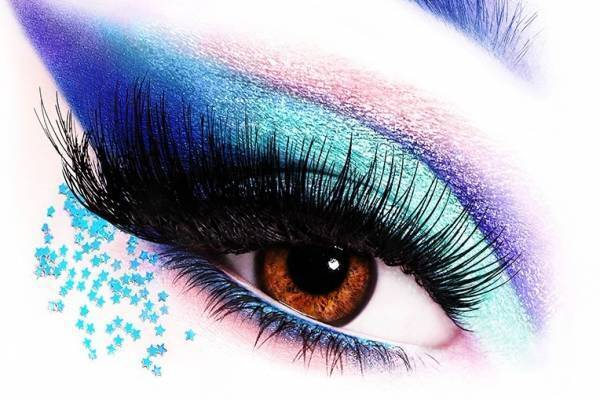 ミュージカル映画『ジェイミー！』ウエスト・エンドのヒット作、ドラァグ・クイーンに憧れる高校生の生き様