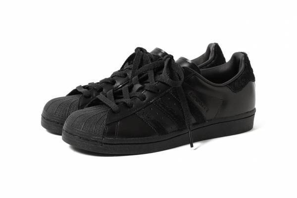 アディダス オリジナルスとレイ ビームスのスニーカー、ガラスレザー×ハラコのオールブラックモデル