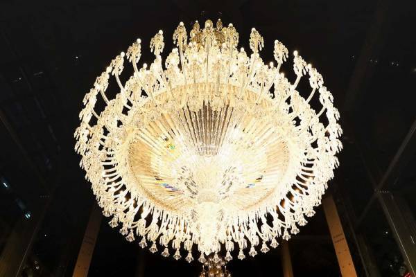 恵比寿ガーデンプレイスのイルミネーション2020、“世界最大級”バカラシャンデリアをライトアップ