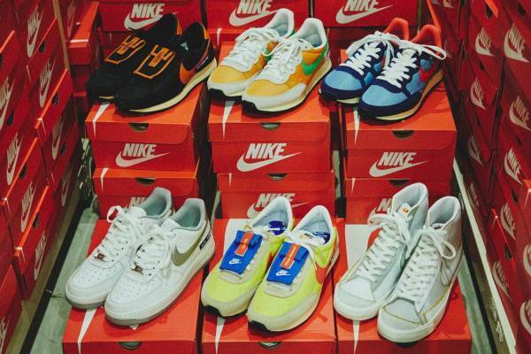 アトモス「ナイキ ロスト アーカイブ」備忘録的シールラベルや“かすれ”ロゴで名作スニーカーをアレンジ