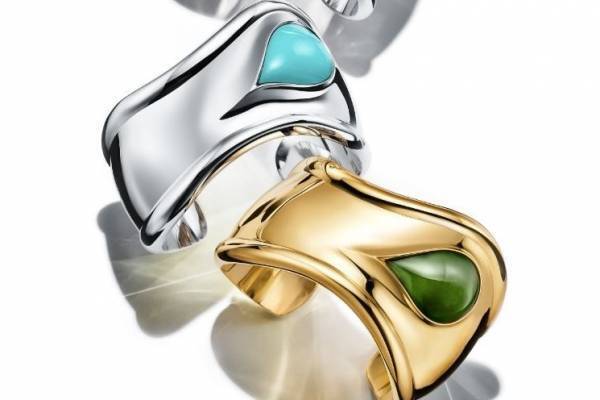 ティファニーの人気ブレスレット「ボーン カフ」にジェードやターコイズを組み合わせた新作