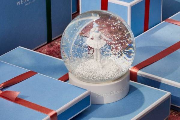 ウェッジウッドのスノードーム、雪降るドームの中でスケートを楽しむ少女を描いたクリスマス装飾