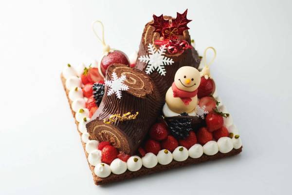 横浜ロイヤルパークホテルのクリスマスケーキ2020、雪だるま＆雪の結晶を飾ったブッシュドノエルなど