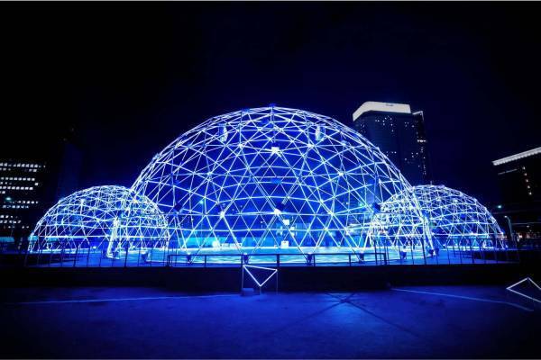 横浜・みなとみらいのイルミネーションイベント、光輝く巨大ドーム＆プロジェクター付き自転車で夜散歩