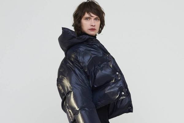 ジル サンダー出身デザイナー「ハルノブ ムラタ」初のダウンジャケット＆人気No.1コートに新色