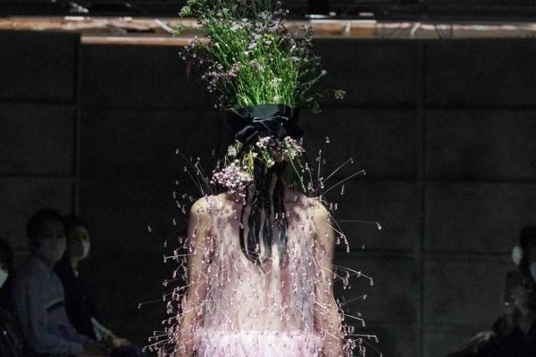 ノワール ケイ ニノミヤ 2021年春夏コレクション - ポジティヴなエネルギーは幻想と交わり…