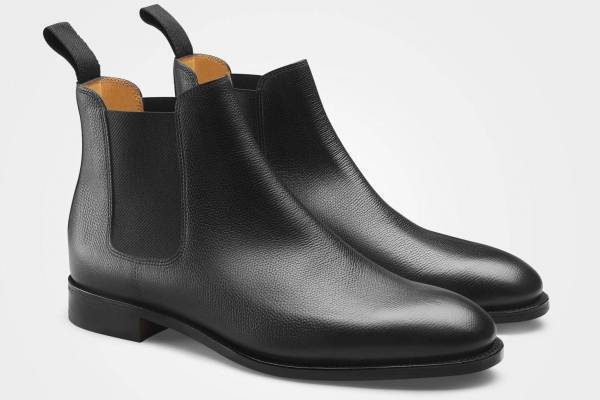 ジョンロブの新作レディースブーツ「LAWRY」柔らかカーフレザーの洗練サイドゴアブーツ