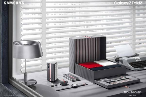 トム ブラウンのコラボ第2弾、タブレットにもなる横開き式5Gスマホ「Galaxy Z Fold2」