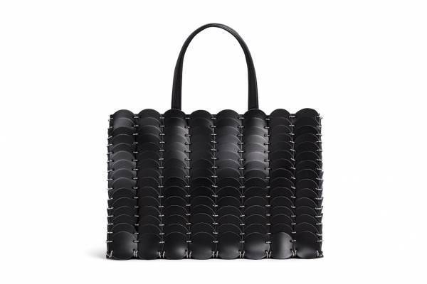 パコ ラバンヌの新作バッグ「パコイオ」レザーの円形パーツから構築