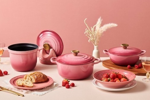 ル・クルーゼからクリスマス限定色「ベリー」グラデーションピンクの鋳物ホーロー鍋