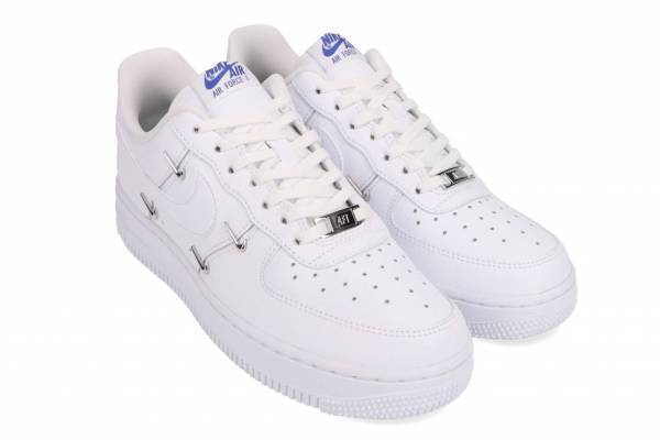 ナイキのウィメンズ限定スニーカー“メタルロゴパーツ”付き「エア フォース」など、アトモスで