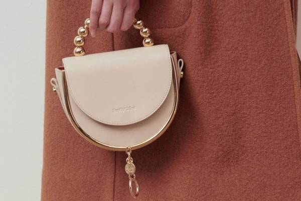 シーバイクロエ新作“きらきら”輝くゴールドハンドル付きミニバッグ、バケットショルダーも