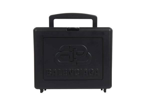 バレンシアガの“ランチボックス”のような新バッグライン、リサイクル素材×BBロゴで