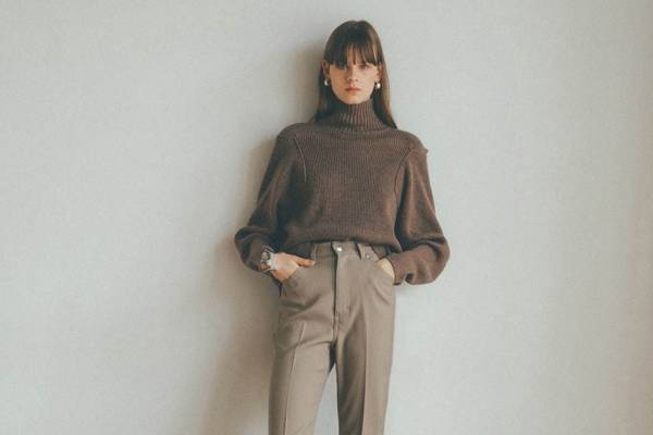 クラネ×Leeのブーツカットパンツ、ハイウエスト&ヒールが似合う長めの丈感で