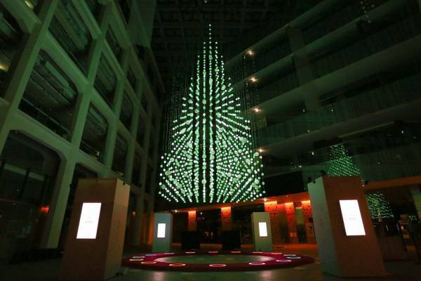 KITTE丸の内のクリスマス「WHITE KITTE」伝統工芸“水引”ツリー＆体験型イルミネーション