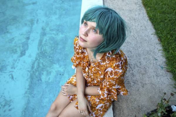 映画『ベイビーティース』エリザ・スカンレン主演、病を抱える少女と孤独な不良青年のラブストーリー