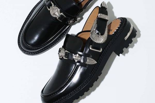 トーガ プルラ、“ビッグメタル付き”厚底パンプスや人気ローファーのミュールタイプなど新作シューズ