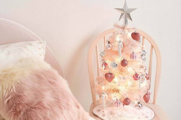 フランフラン“ピンク”のクリスマスツリーに新作ミニサイズ、ハート＆リボンのオーナメント