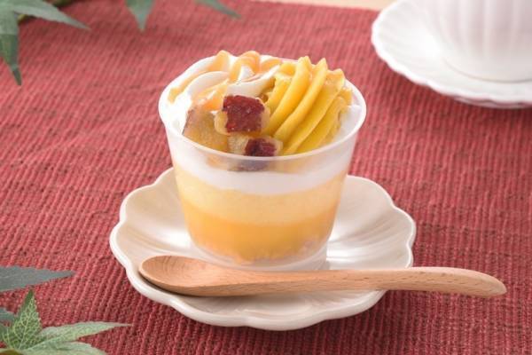 ファミリーマートの関西限定スイーツ「お芋づくしのパフェ」安納芋＆紅あずま使用の4層仕立てパフェ