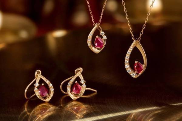 オデュース4℃の新作クリスマスジュエリー、“ルビー×ゴールド”ピアス＆花や星モチーフのネックレス