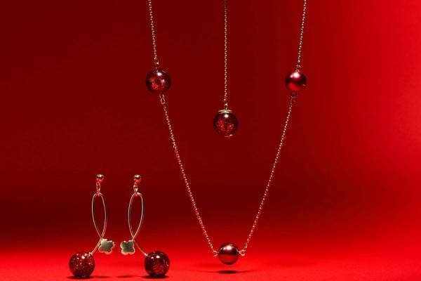 アンテプリマからクリスマス限定ネックレス、ワイヤーバッグ着想の赤いグリッターボール煌めく