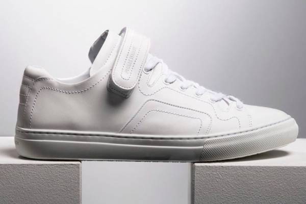 ピエール アルディ初のスニーカー「002」が復刻、ウィメンズモデル限定発売