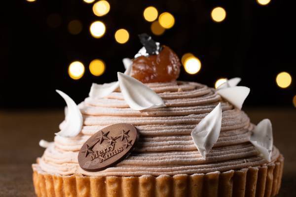 ヒルトン大阪のクリスマスケーキ2020、“ 天使からの贈り物”をイメージしたモンブランなど